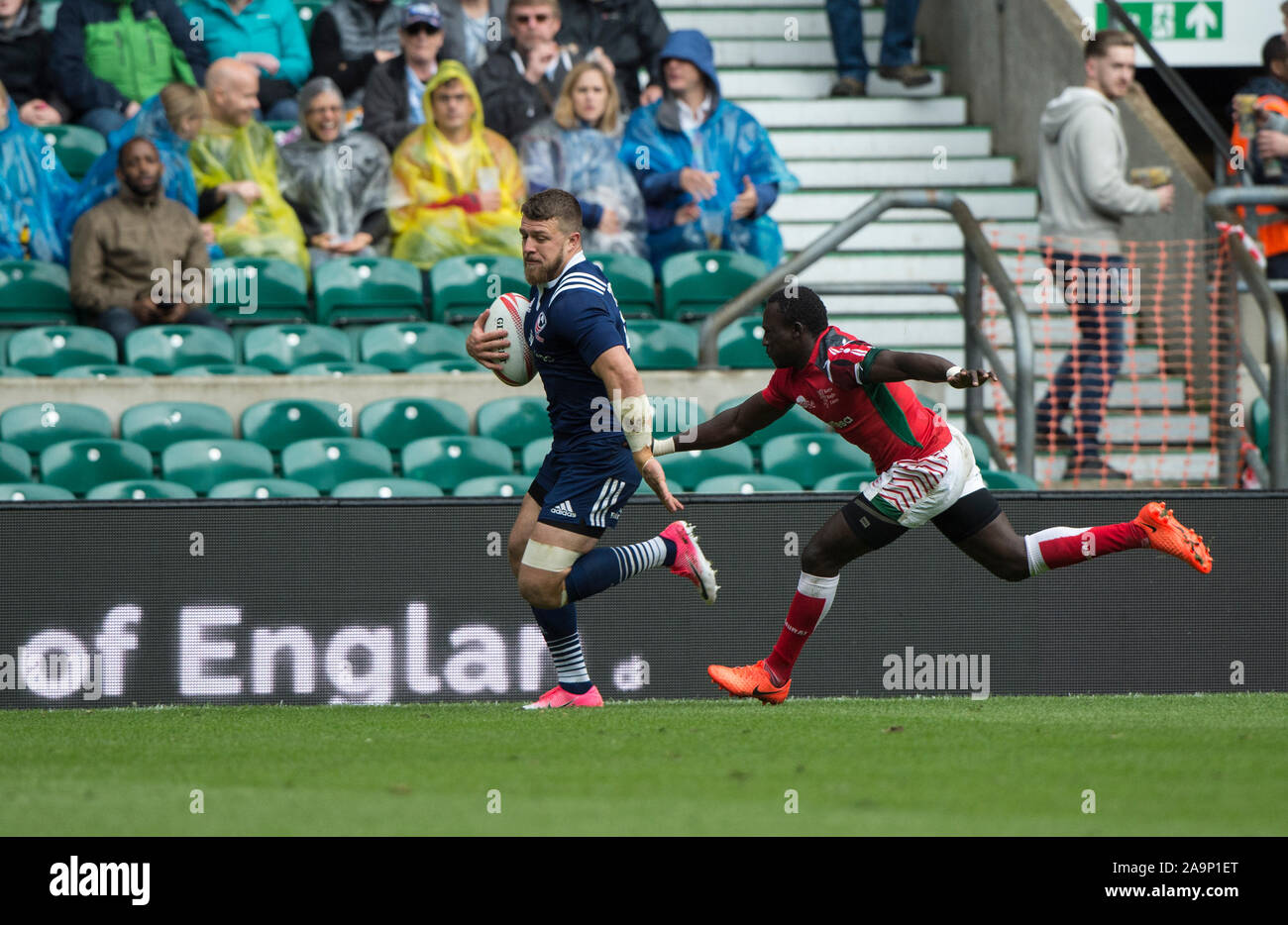 Twickenham, SURREY REGNO UNITO. Stati Uniti d'America. Stephen TOMASIN, inseguiti da Brian TANGA, in esecuzione per un vassoio durante la piscina un gioco USA vs Kenya alla '2017 HSBC Londra Rugby Sevens', Sabato 20/05/2017 RFU. Stadio di Twickenham Inghilterra [Credito Pietro SPURRIER/Intersport immagini] Foto Stock