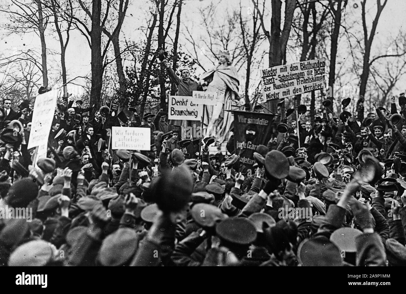 La rivoluzione tedesca - una riunione di Spartaco, frequentato da una grande folla di giovani soldati, marinai. Questo incontro ha preceduto una sanguinosa lotta con le truppe del governo e si è tenuto nella famosa assedi Allee ca. 1919 Foto Stock