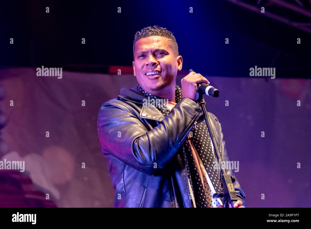 LJ Howard cantando a Southend on Sea Natale interruttore luci sul caso in High Street, Southend, Essex, Regno Unito. Cantante locale. Da Southend offerta Foto Stock