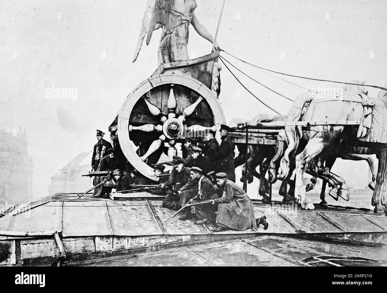 La rivoluzione tedesca - le truppe del governo sulla sommità della porta di Brandeburgo intorno alla famosa statua della Vittoria di Berlino, Germania ca. 1919 Foto Stock