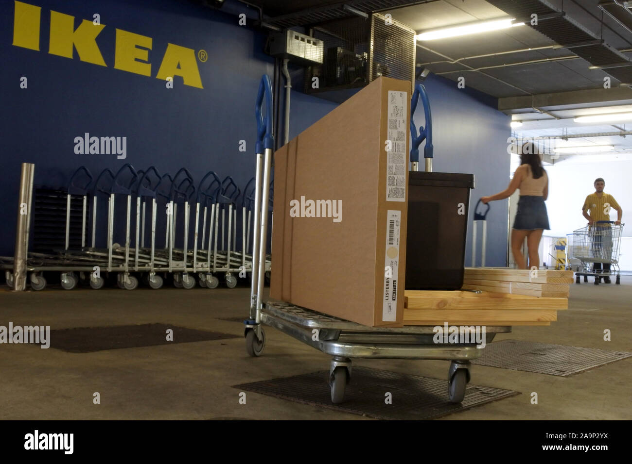People shopping a mobili IKEA retail company store.IKEA è catena scandinavo  negozio vendita pronte per il montaggio mobili Foto stock - Alamy