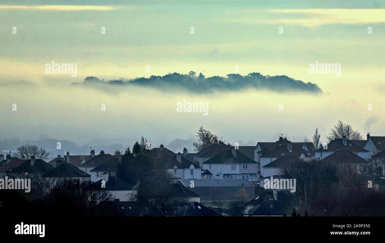 Glasgow, Scotland, Regno Unito. 17 Novembre, 2019. Regno Unito: Meteo notte fredda su west end della città come isolare i punti di riferimento locale e di creare isole nell'aria come dawsholm park si libra sopra il tempio district Credit: gerard ferry/Alamy Live News Foto Stock