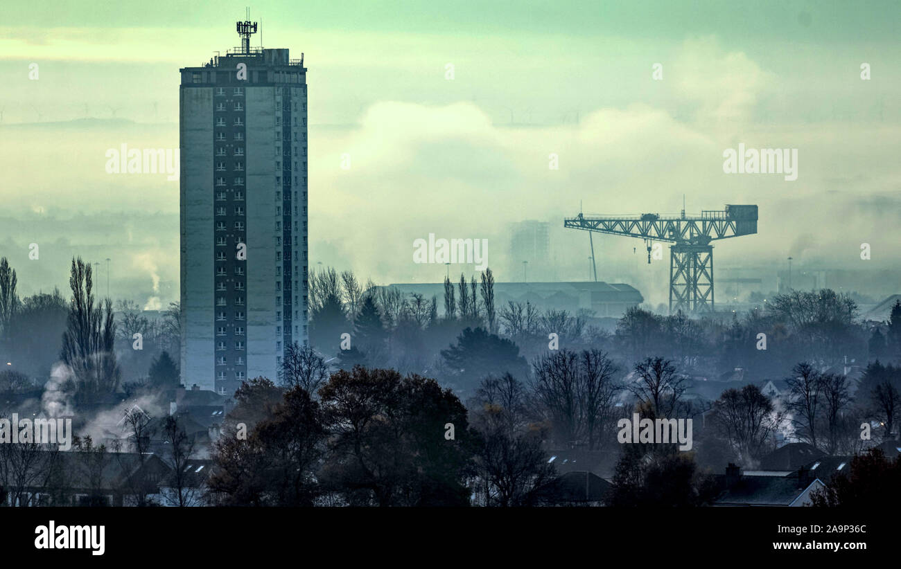 Glasgow, Scotland, Regno Unito. 17 Novembre, 2019. Regno Unito: Meteo notte fredda su west end della città come isolare i punti di riferimento locale e di creare isole in aria come la città scompare dietro un scotstoun tower e clyde spedizione titan crane Credit: gerard ferry/Alamy Live News Foto Stock