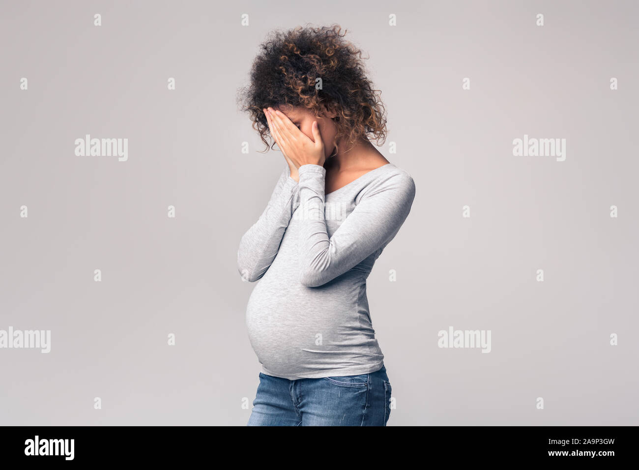 Premuto speranzosi lady chiudendo il suo volto e pianto Foto Stock