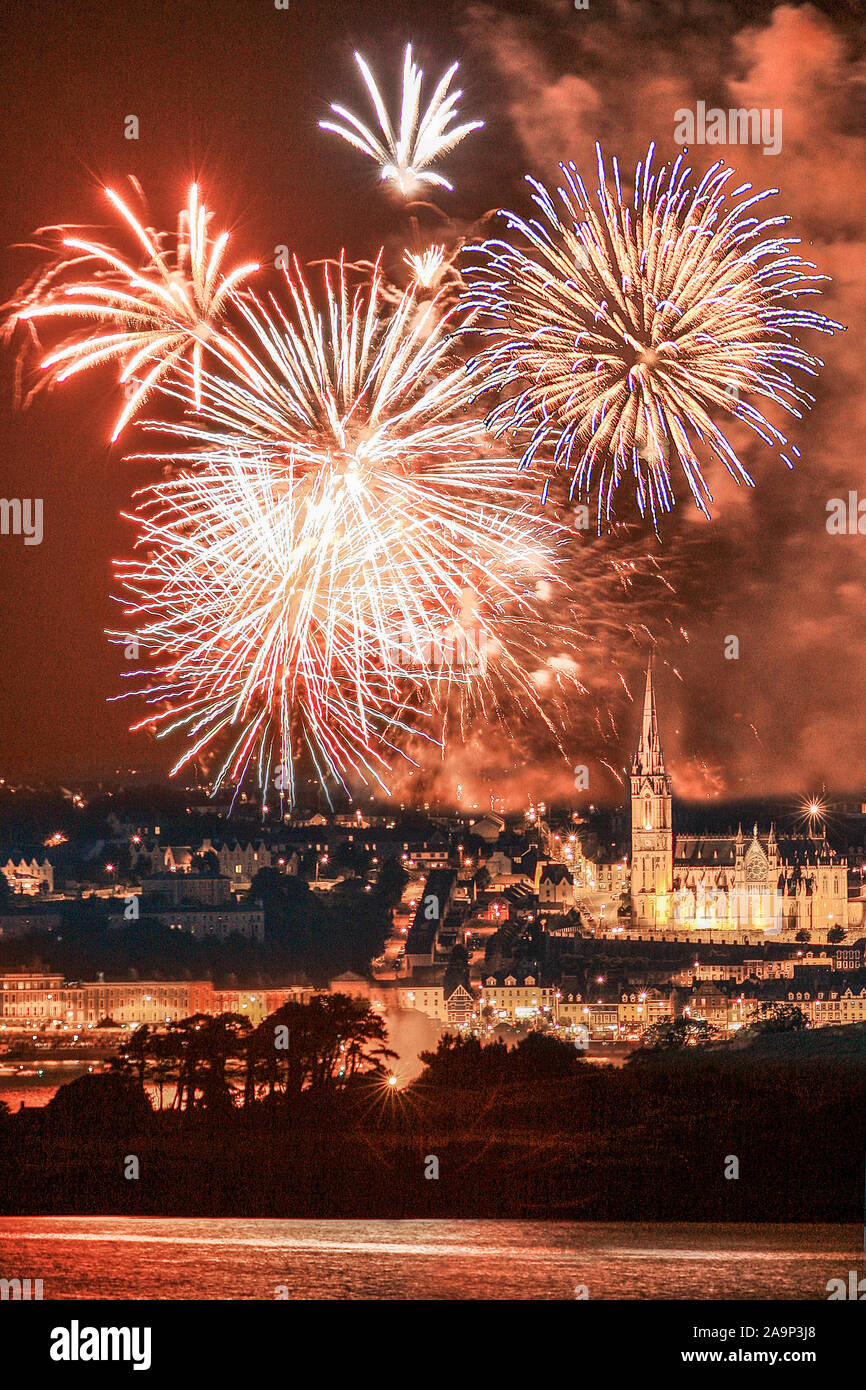 Cobh, Cork, Irlanda. 14 Agosto, 2005. L annuale spettacolo di fuochi d'artificio alla fine dei popoli di Cobh Regata come visto da Crosshaven domenica sera. Foto Stock