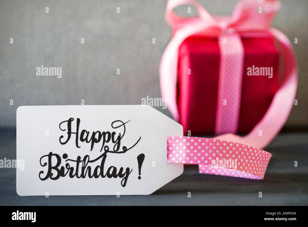 Rosa regalo di Natale, l'etichetta con la calligrafia Buon compleanno Foto Stock