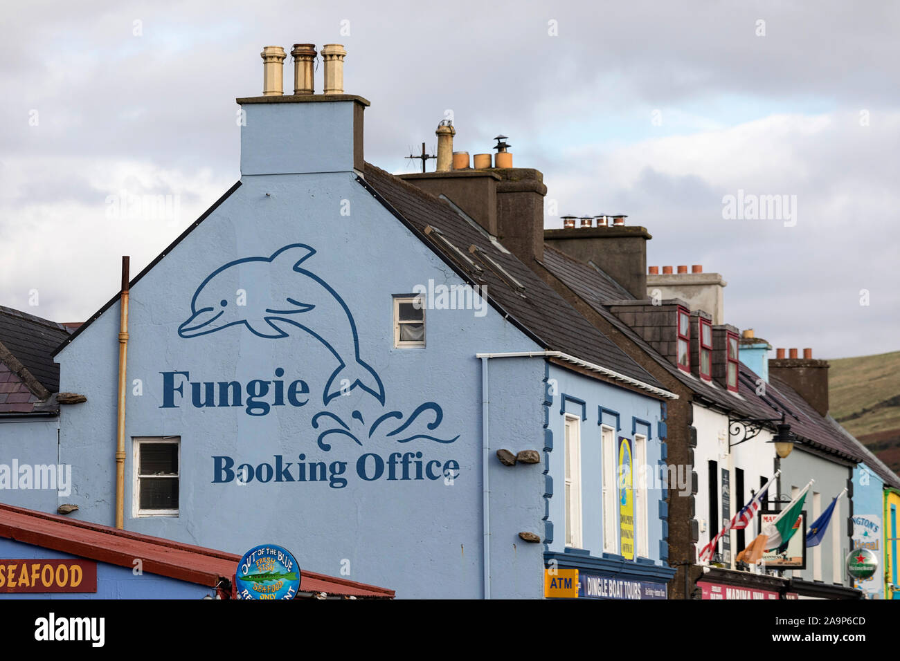 Foto di Fungie il delfino su un muro di casa nella città costiera di Dingle, Kerry, Irlanda Foto Stock