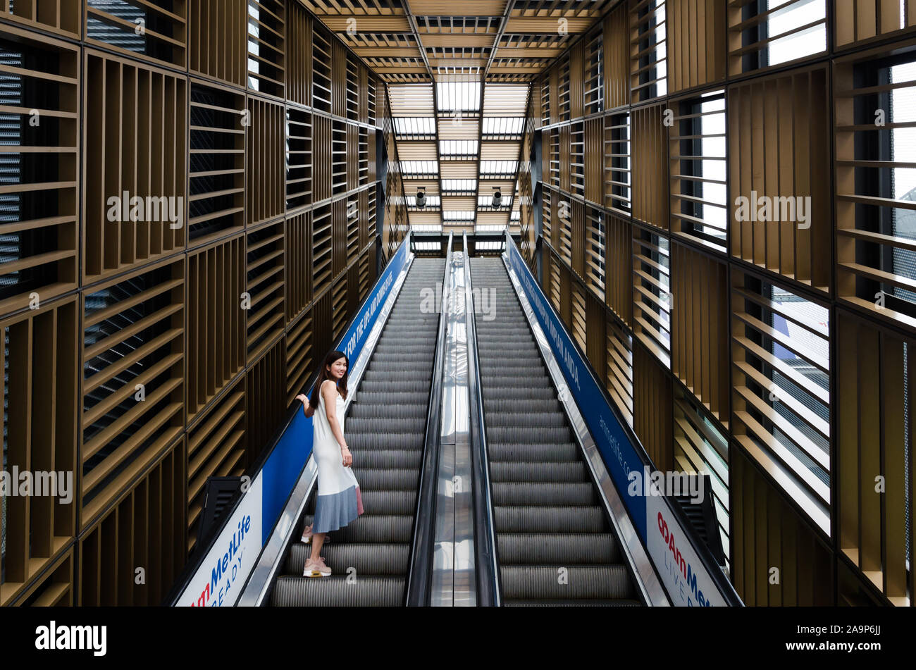 Scala mobile a NU Sentral, Kuala Lumpur, Malesia. Nu Sentral è un complesso di negozi, uffici e appartamenti convenientemente situato vicino a KL Sentral. Foto Stock