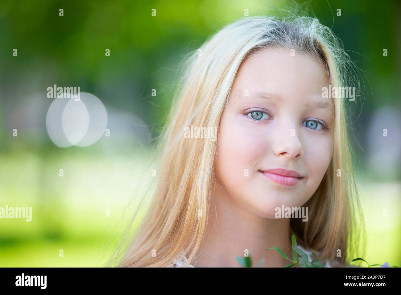 Ritratto di una bella ragazza adolescente. Dieci anni di blue-eyed girl Foto Stock