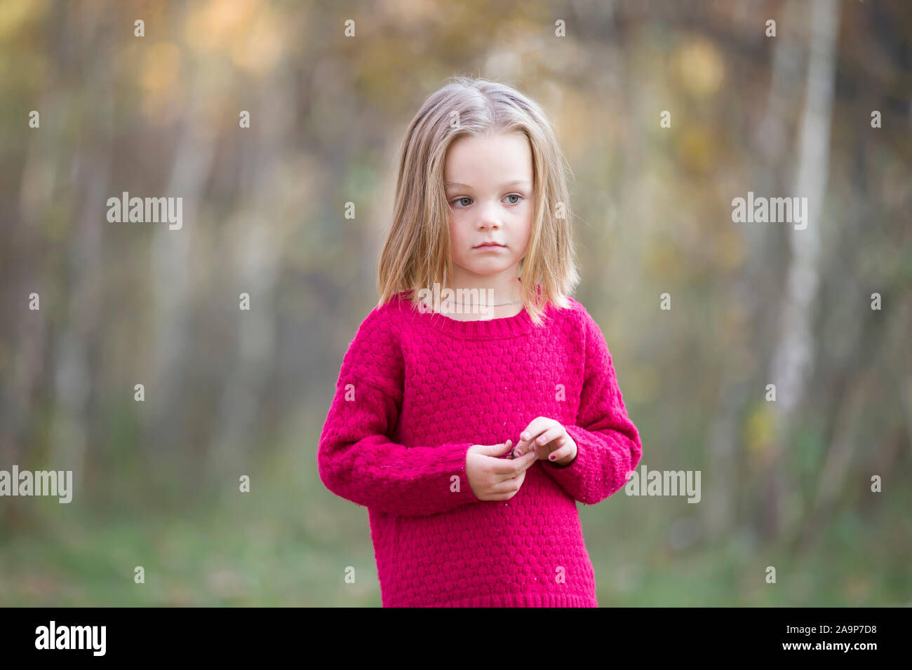 Triste pensieroso bambino ragazza all'esterno. Foto Stock