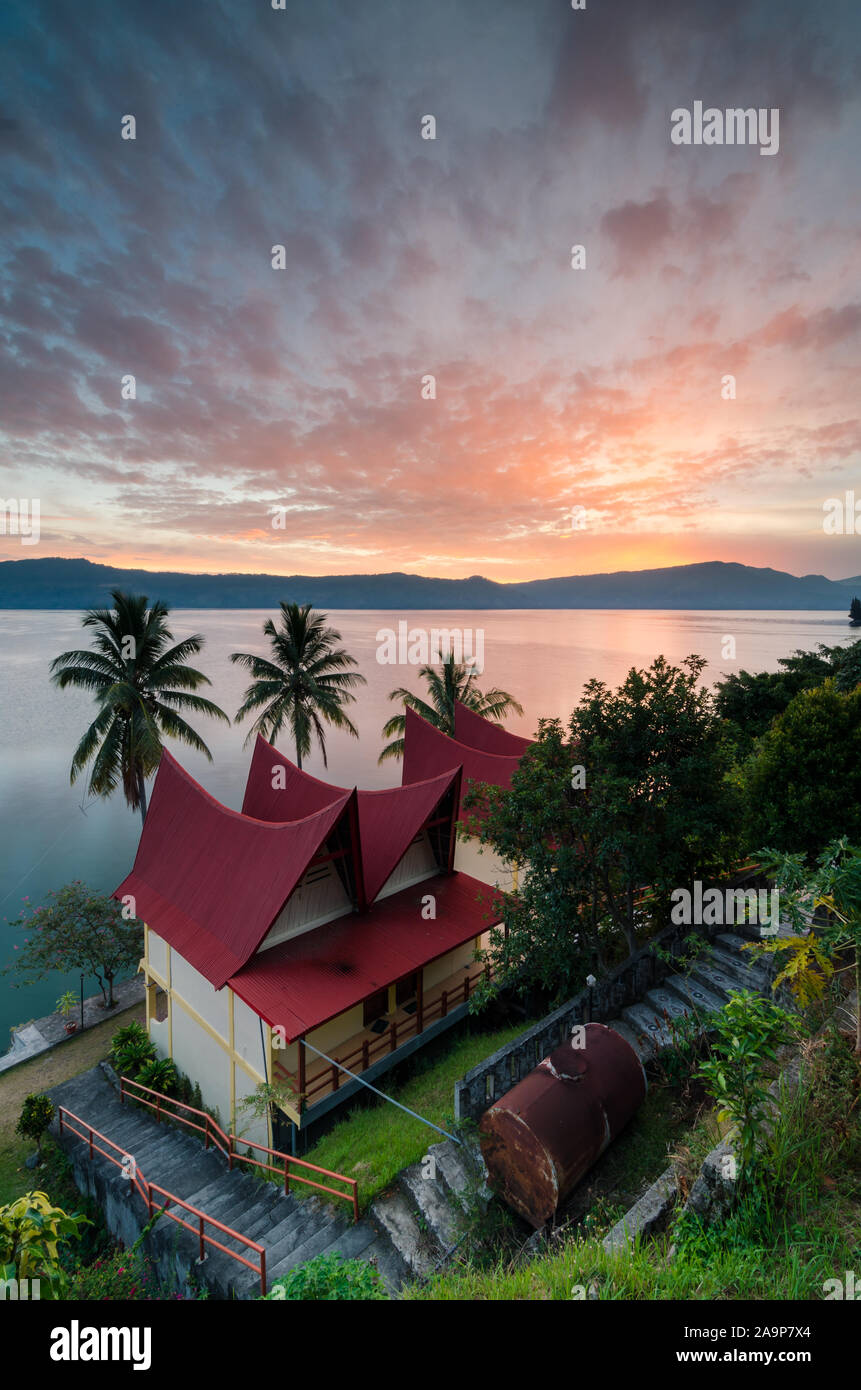 Batak casa a Samosir Island, lago Toba. L'architettura di Batak si riferisce alle relative tradizioni architettoniche dei popoli di Batak del Nord Sumatra. Foto Stock