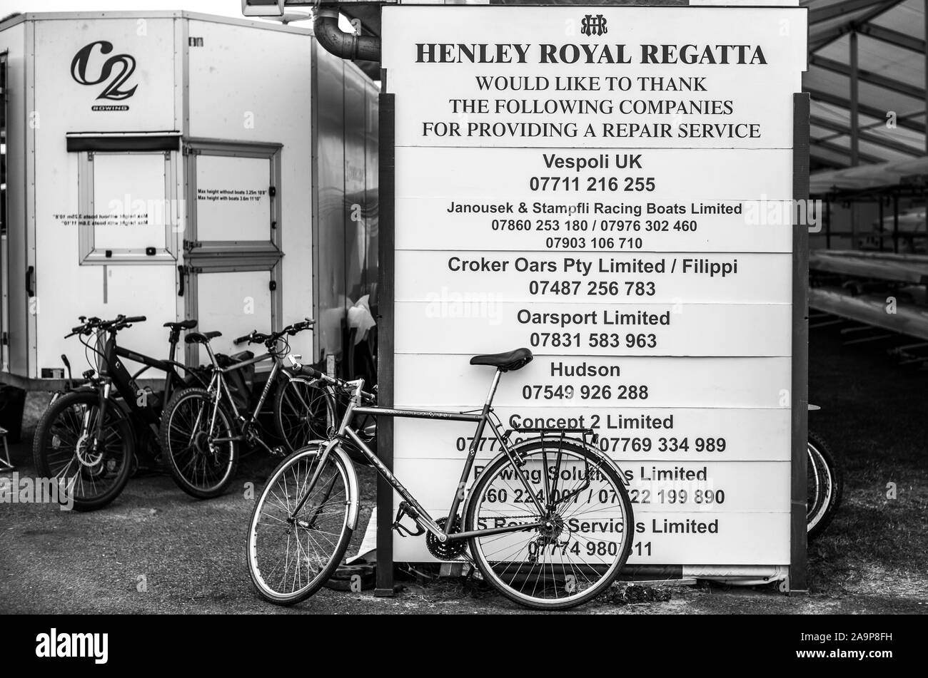 Henley-on-Thames. Regno Unito. Elenco delle aziende che offrono un servizio complementare per gli equipaggi che si fanno concorrenza a livello 2017 Henley Royal Regatta, Henley raggiungere, sul fiume Tamigi. 10:49:53 Martedì 27/06/2017 [Obbligatorio di credito. Peter SPURRIER/Intersport immagini. Foto Stock