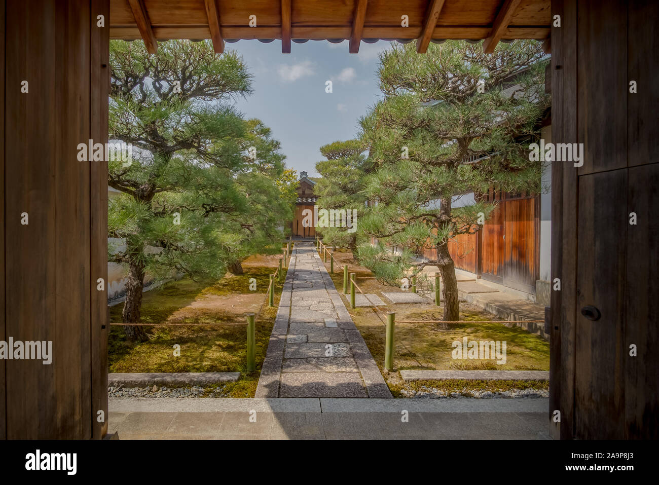 Kyoto, Giappone - 18 marzo 2017, un sentiero del Daitoku-ji il giardino zen visto attraverso un cancello e prese durante un assolato pomeriggio di primavera Foto Stock
