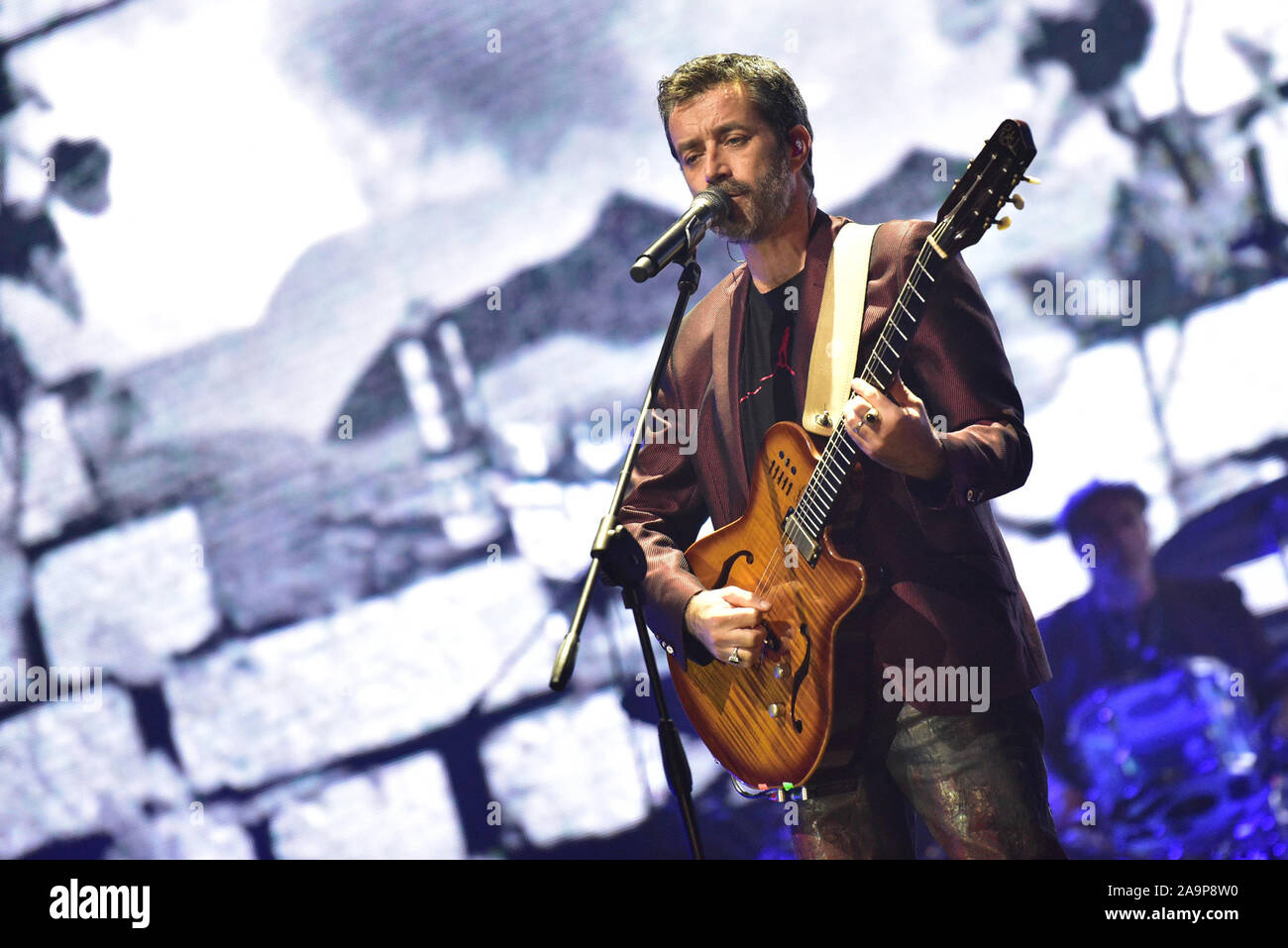 L'Italia. Xvi Nov, 2019. Il cantante italiano-cantautore e musicista Daniele Silvestri performing live al PalaPartenope a Napoli con il suo 'La terra dal vivo sotto i piedi " tour 2019. (Foto di Paola Visone/Pacific Stampa) Credito: Pacific Press Agency/Alamy Live News Foto Stock