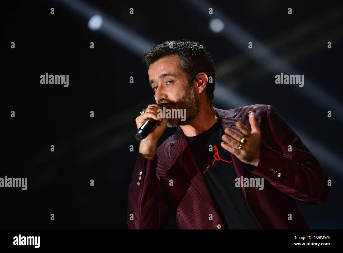 L'Italia. Xvi Nov, 2019. Il cantante italiano-cantautore e musicista Daniele Silvestri performing live al PalaPartenope a Napoli con il suo 'La terra dal vivo sotto i piedi " tour 2019. (Foto di Paola Visone/Pacific Stampa) Credito: Pacific Press Agency/Alamy Live News Foto Stock