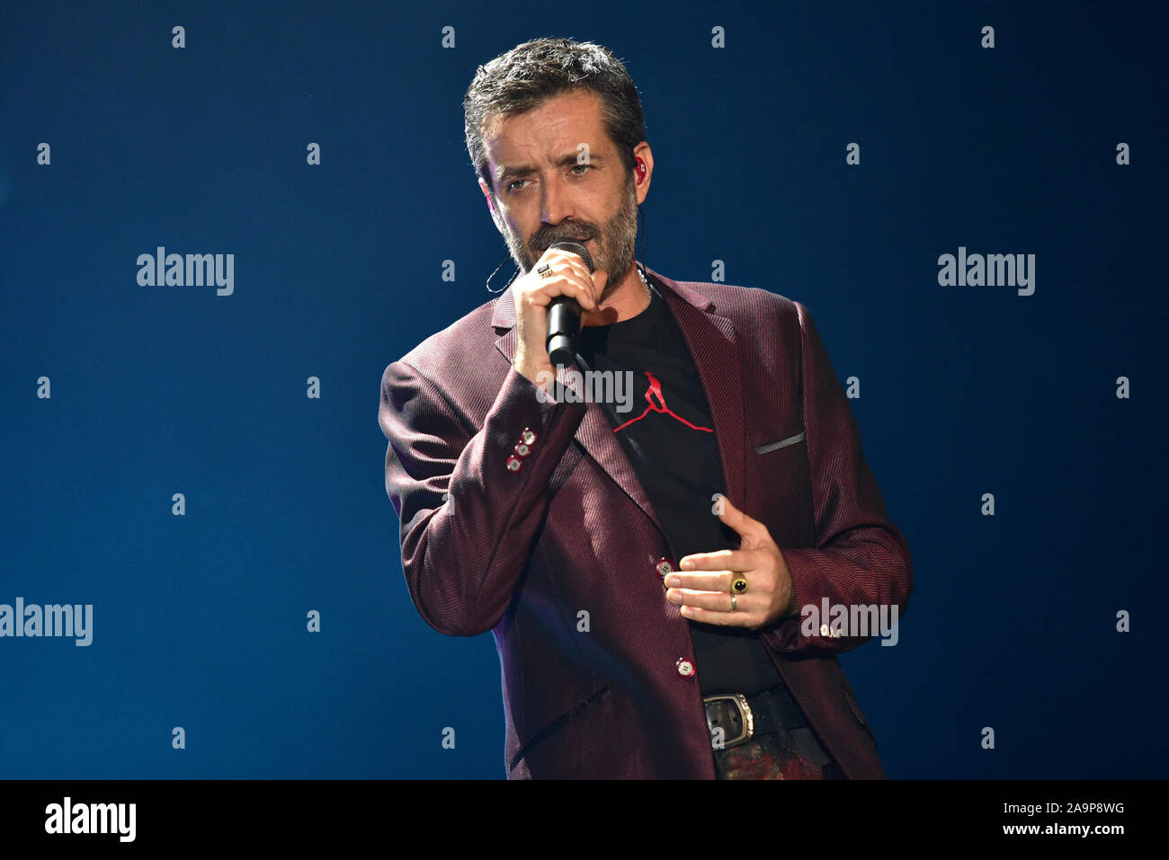 L'Italia. Xvi Nov, 2019. Il cantante italiano-cantautore e musicista Daniele Silvestri performing live al PalaPartenope a Napoli con il suo 'La terra dal vivo sotto i piedi " tour 2019. (Foto di Paola Visone/Pacific Stampa) Credito: Pacific Press Agency/Alamy Live News Foto Stock