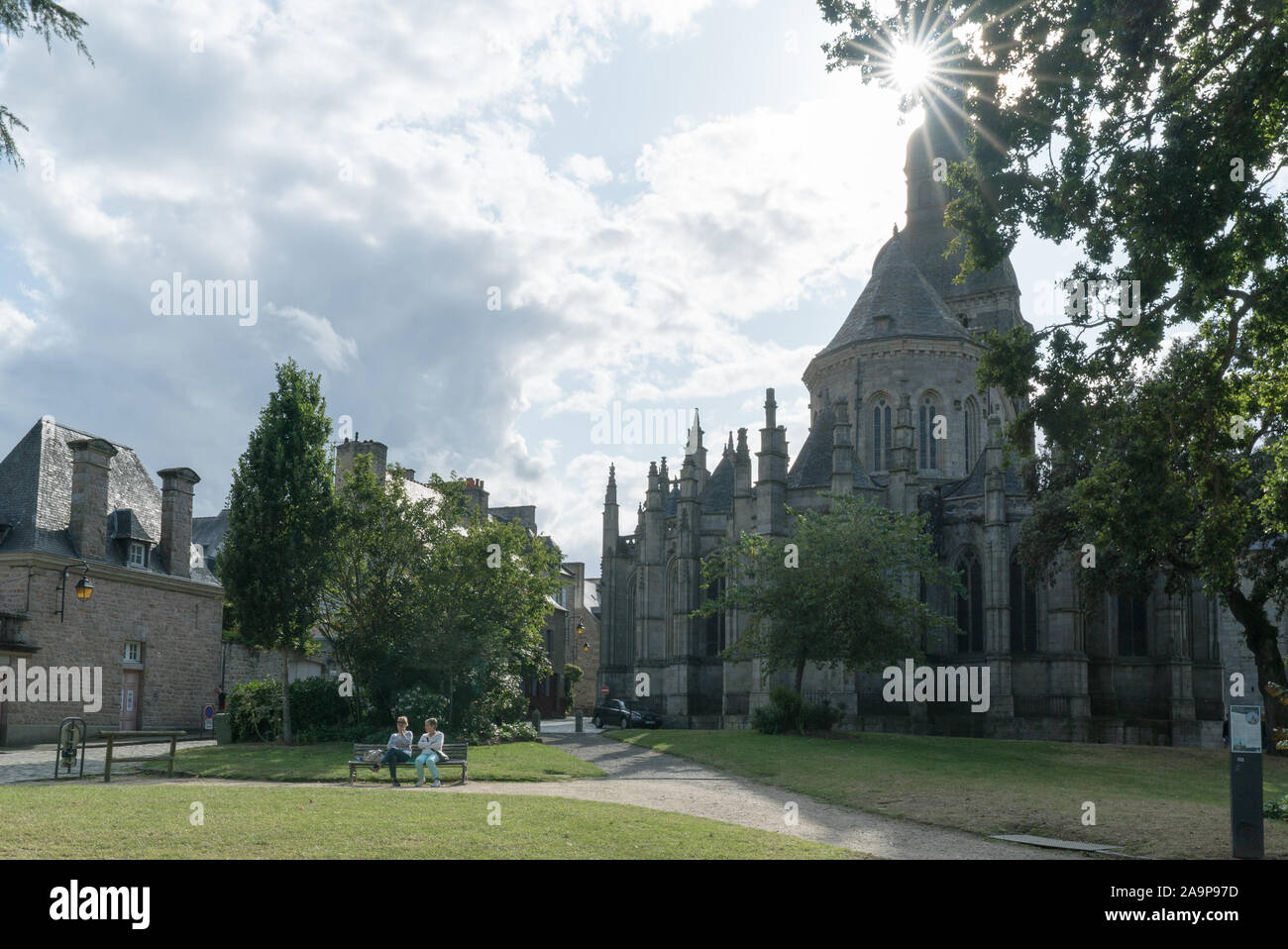 Dinan, Cotes-d-Armor / Francia - 19 agosto 2019: vista sulla storica Basilica de Saint-Sauveur chiesa nella città Bretone di Dinan Foto Stock