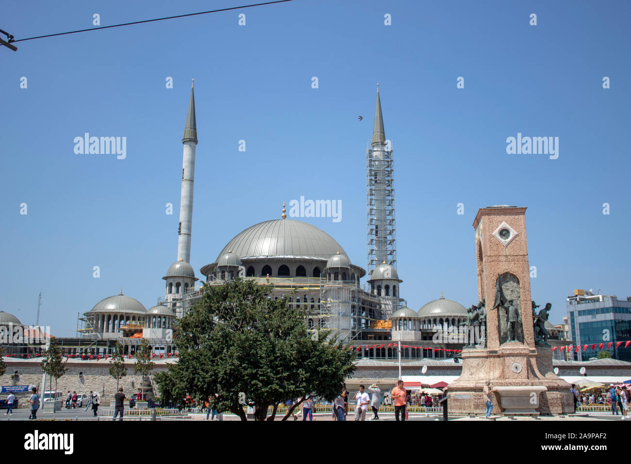 ISTANBUL, Turchia - agosto-1.2019: Piazza Taksim è un quartiere turistico. La costruzione della nuova moschea in Piazza Taksim. Foto Stock