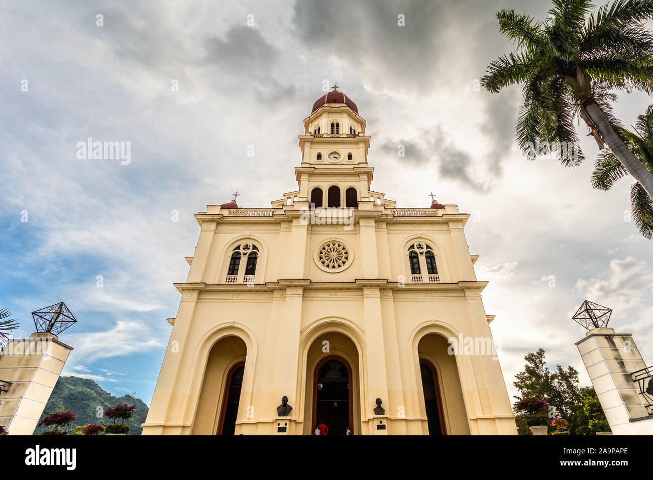La facciata della basilica in onore di Nostra Signora della Carità con palm, El Cobre, Santiago de Cuba, Cuba Foto Stock