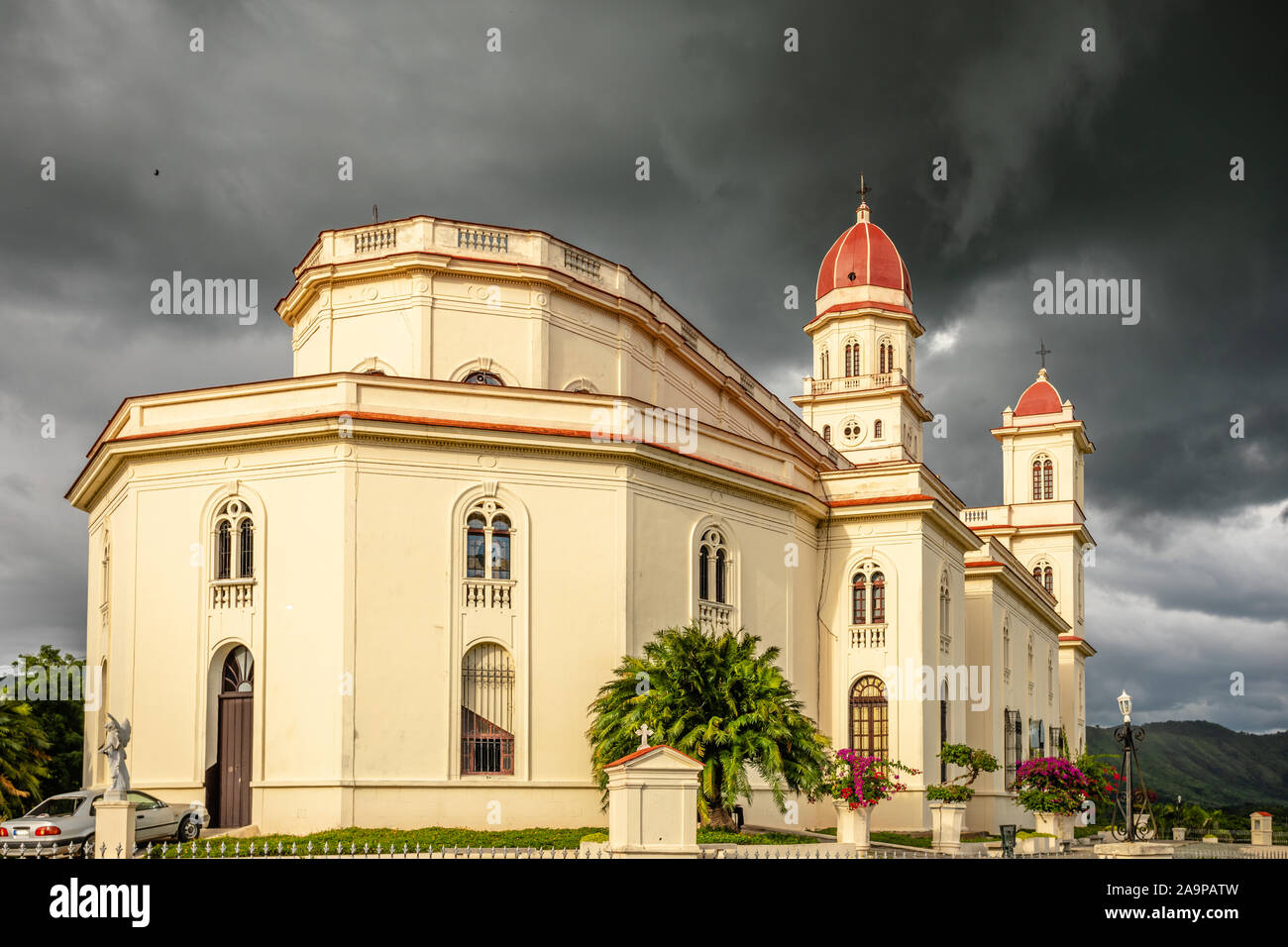 Basilica in onore di Nostra Signora della Carità con black thunder nuvole sopra, El Cobre, Santiago de Cuba, Cuba Foto Stock