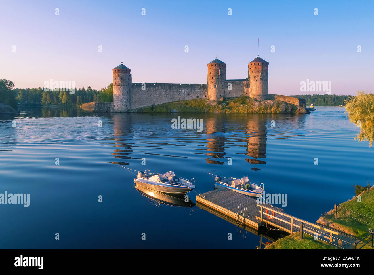 Vista della vecchia fortezza Olavinlinna su una calda sera di luglio (quadrocopter riprese). Savonlinna, Finlandia Foto Stock