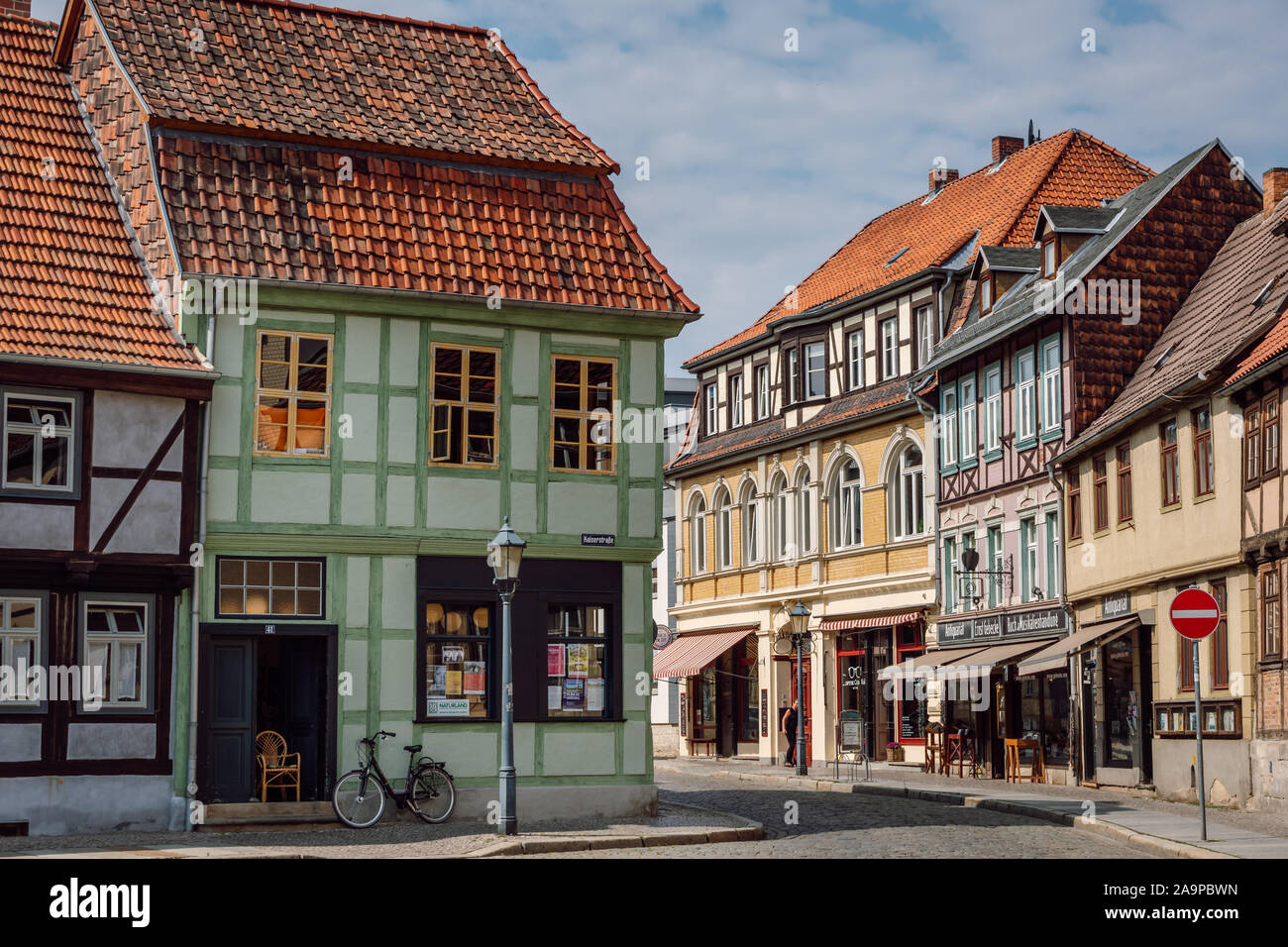 Vista della strada Kaiserstrasse e colorato tradizionale e storico tipiche case a graticcio della città vecchia di Quedlinburg. Foto Stock