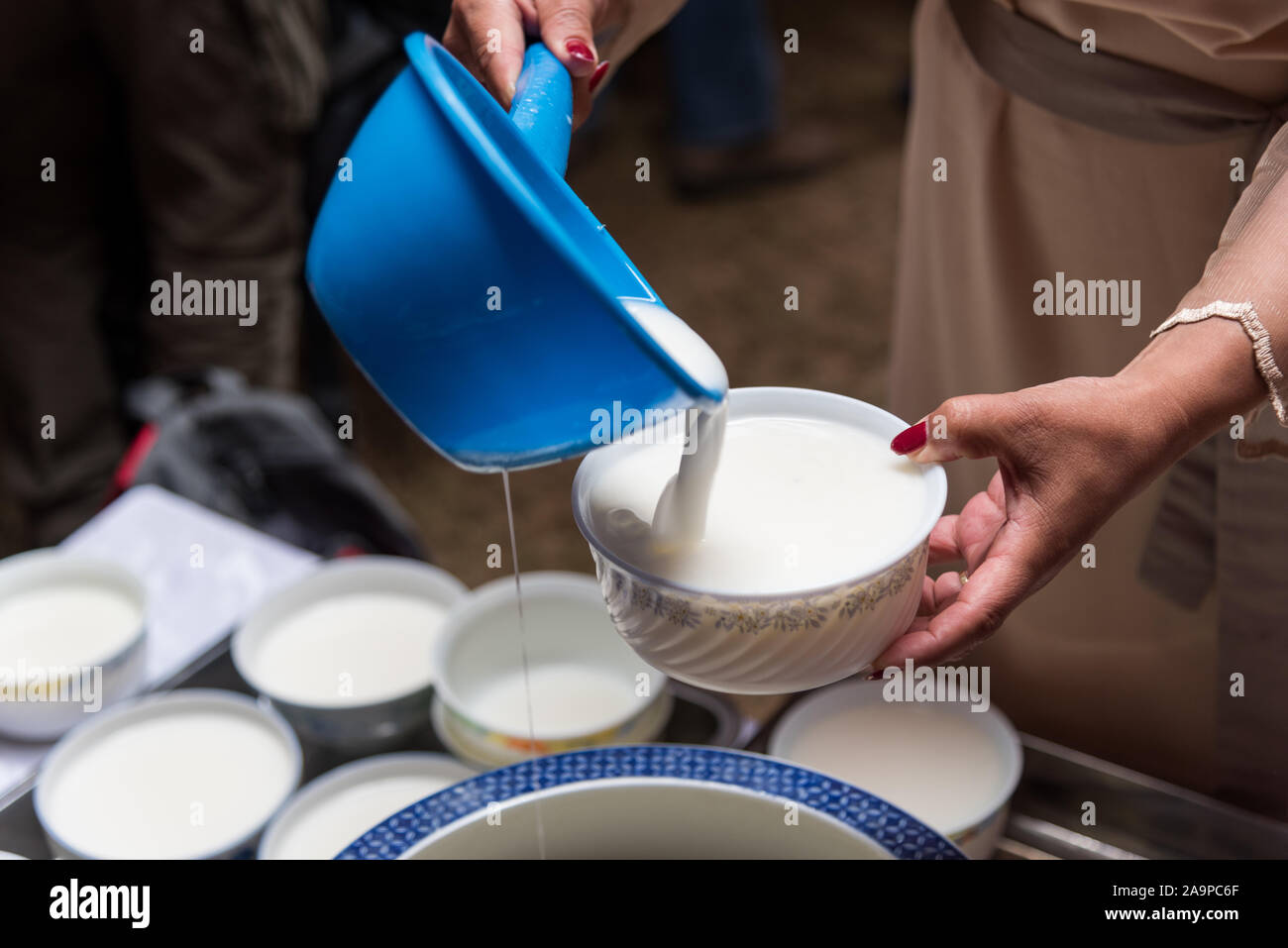 Airag, bevanda tradizionale mongolo al latte Foto Stock