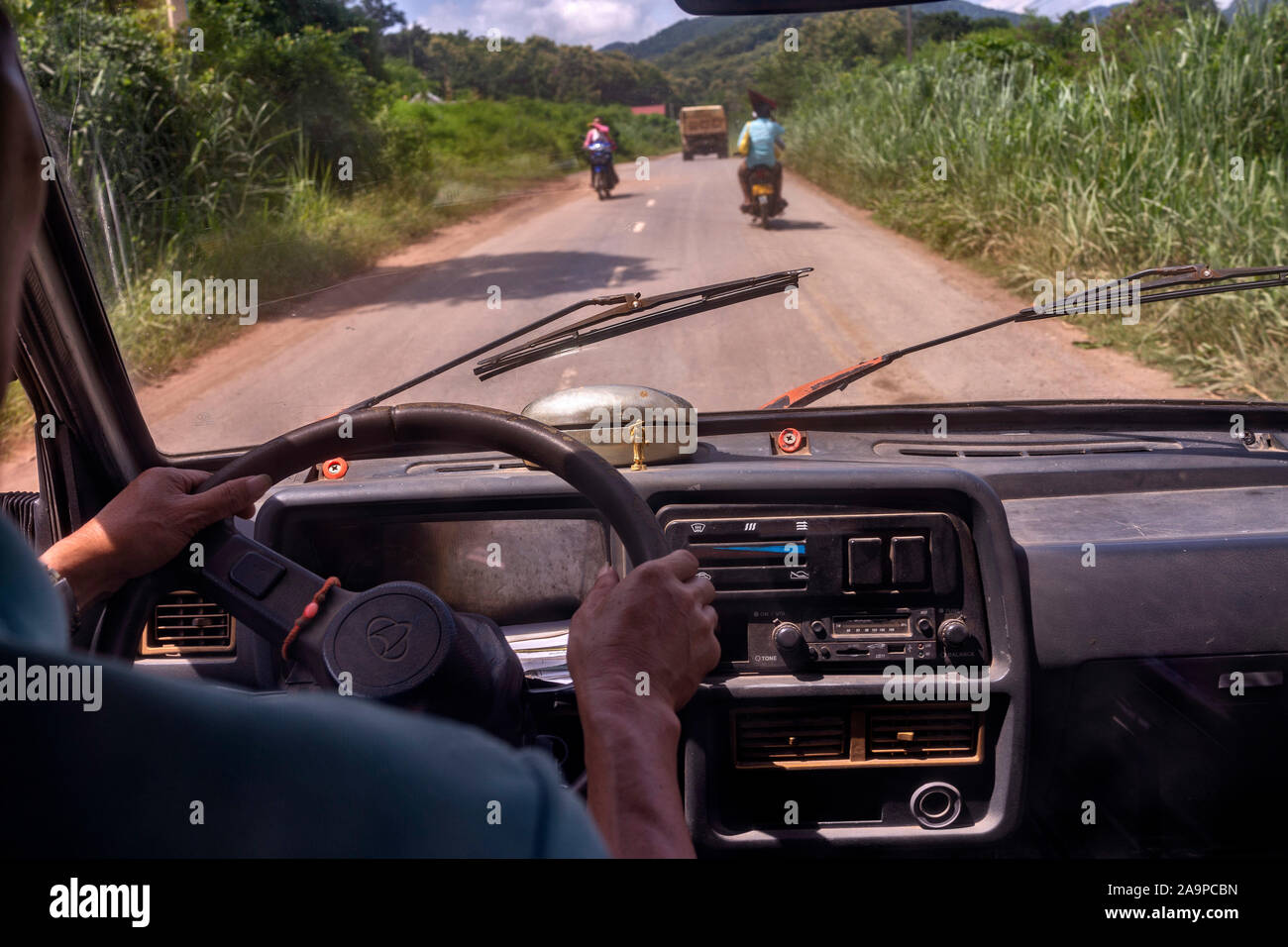 POV di conducente di furgoni su una vecchia strada polverosa a Luang Prabang Laos nel sud-est asiatico Foto Stock