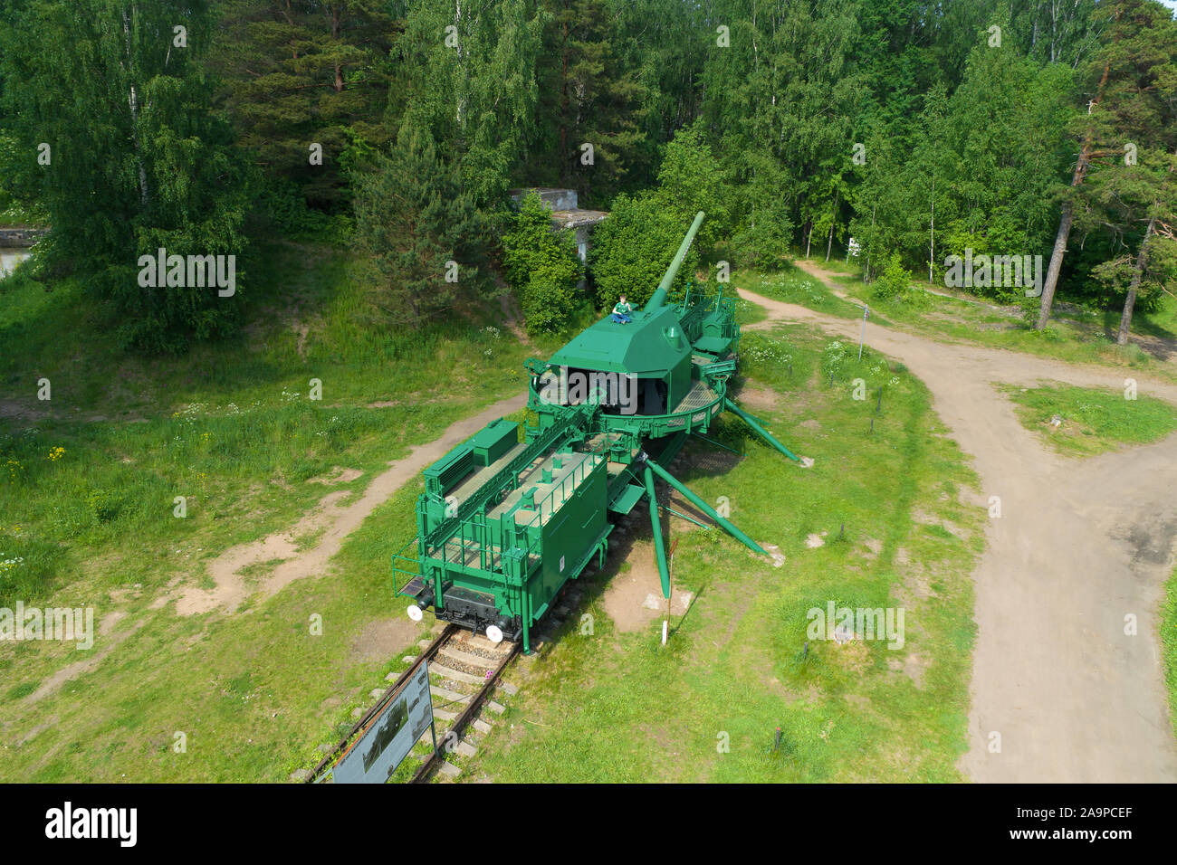 KRASNOFLOTSK, RUSSIA - Giugno 06, 2019: 180-mm per montaggio di artiglieria TM-1-180 su una linea ferroviaria il convogliatore in una posizione di combattimento. Fort " Krasnaya Gorka' (quadrocopte Foto Stock