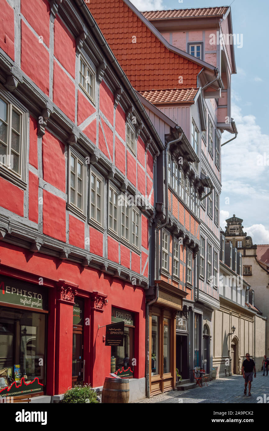 Vista della strada con colorate tipiche case a graticcio nel patrimonio mondiale UNESCO città di Quedlinburg, regione Harz, Sassonia-Anhalt. Foto Stock Vista della strada con colorate tipiche case a graticcio nel patrimonio mondiale UNESCO città di Quedlinburg, regione Harz, Sassonia-Anhalt. Foto Stock