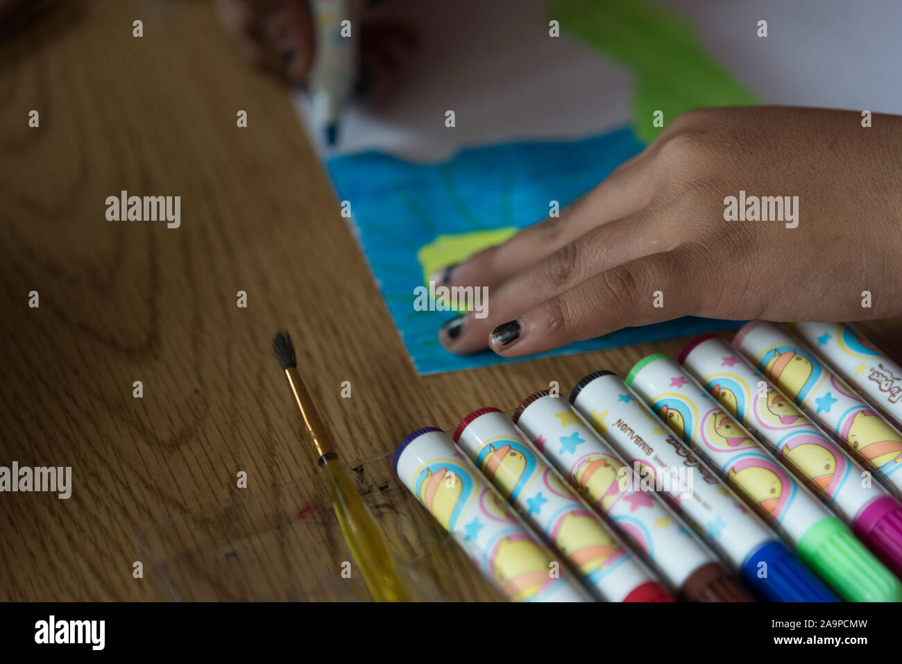 Dettaglio di una ragazza di disegno alla scuola in Mongolia Foto Stock