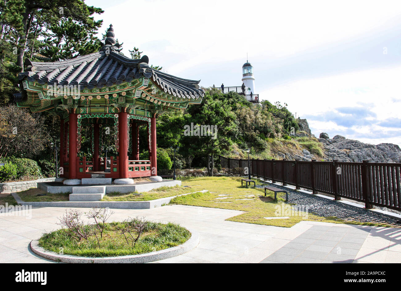 BUSAN, COREA DEL SUD - 17 ottobre 2019: il padiglione nel giardino di Nurimaru APEC House individuare sulla Haeundae Dongbaekseom isola in Busan, Corea del Sud. Foto Stock