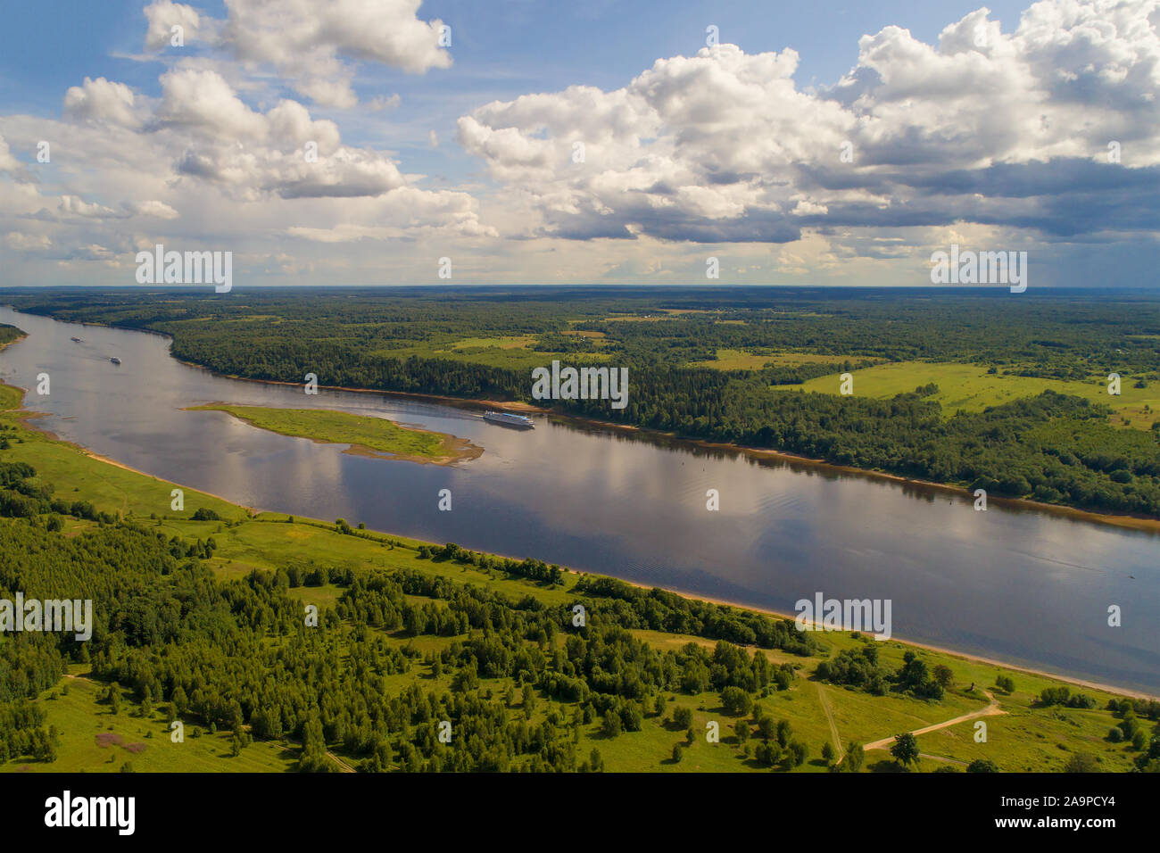 Nel corso del fiume Volga su una soleggiata giornata di luglio (fotografia aerea). Yaroslavl Regione, Russia Foto Stock