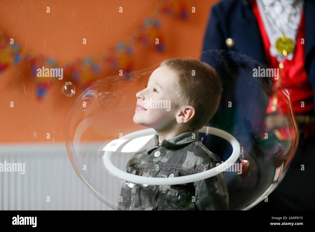 Il ragazzo nella bolla di sapone. Bambino divertirsi alla festa Foto stock  - Alamy