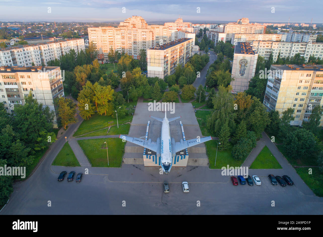 RYBINSK, Russia - 15 luglio 2019: vista dall'alto del Tu-104un piano - un monumento sulla strada dei costruttori del motore su un luglio mattina (fotografia aerea) Foto Stock