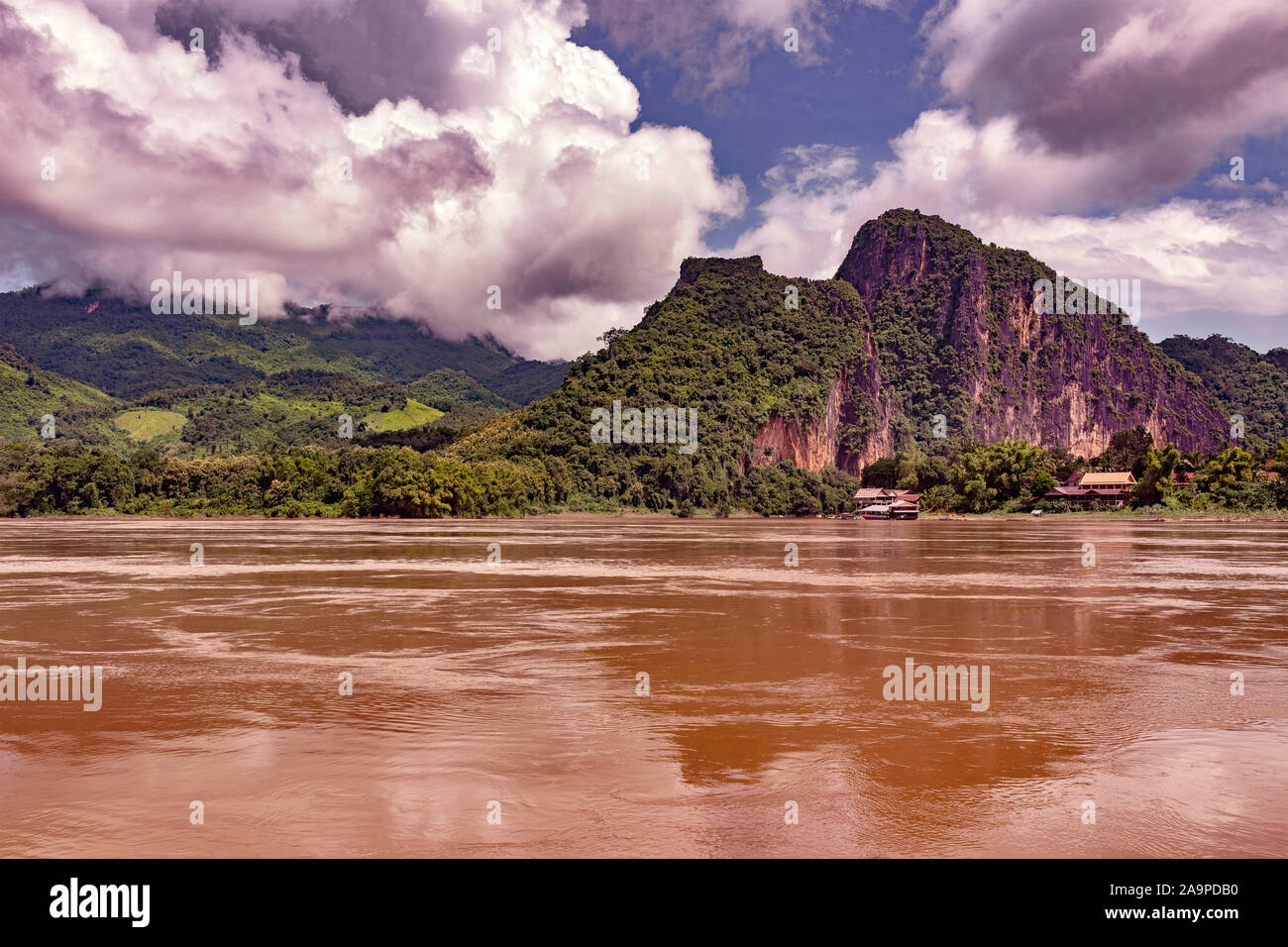 Il possente fiume Mekong si snoda attraverso il mondo nel patrimonio culturale città di Luang Prabang in Laos Foto Stock