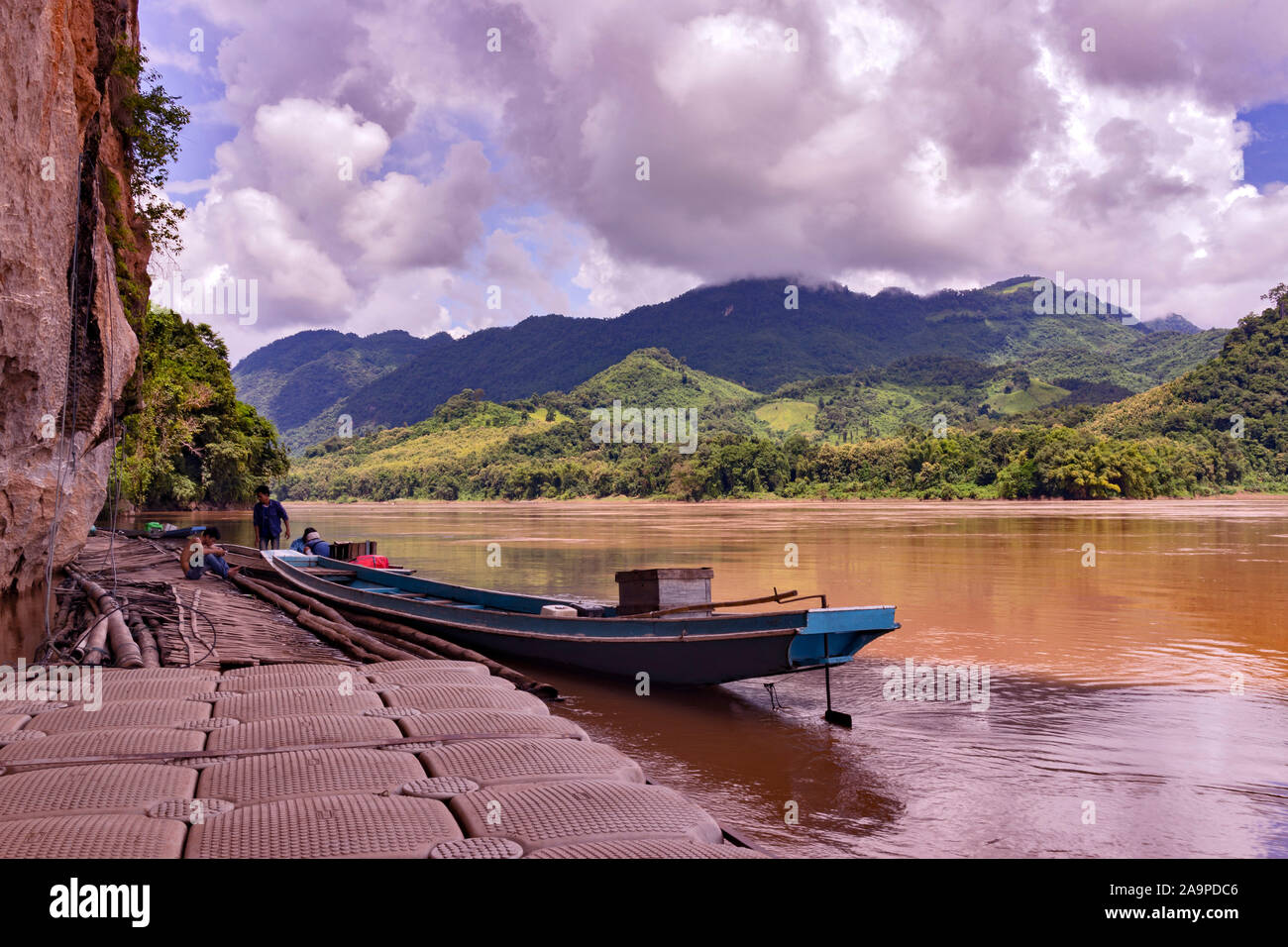 Il possente fiume Mekong si snoda attraverso il mondo nel patrimonio culturale città di Luang Prabang in Laos Foto Stock