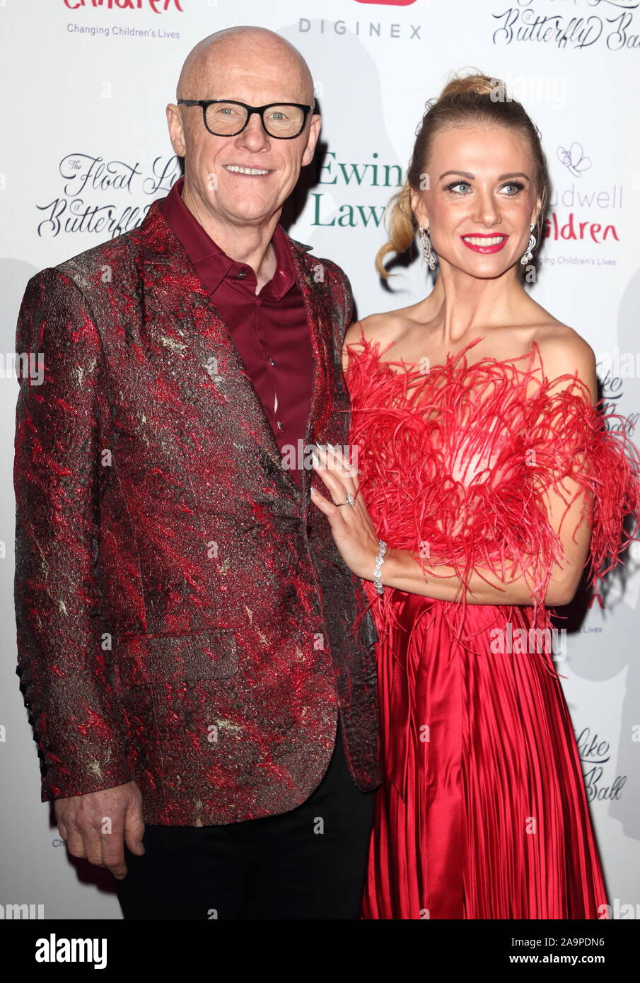 Londra, Regno Unito. Xvi Nov, 2019. John Caudwell e modesta Vzesniauskaite frequentare i bambini Caudwell galleggiante come una farfalla palla al Grosvenor House di Londra. Credito: SOPA Immagini limitata/Alamy Live News Foto Stock