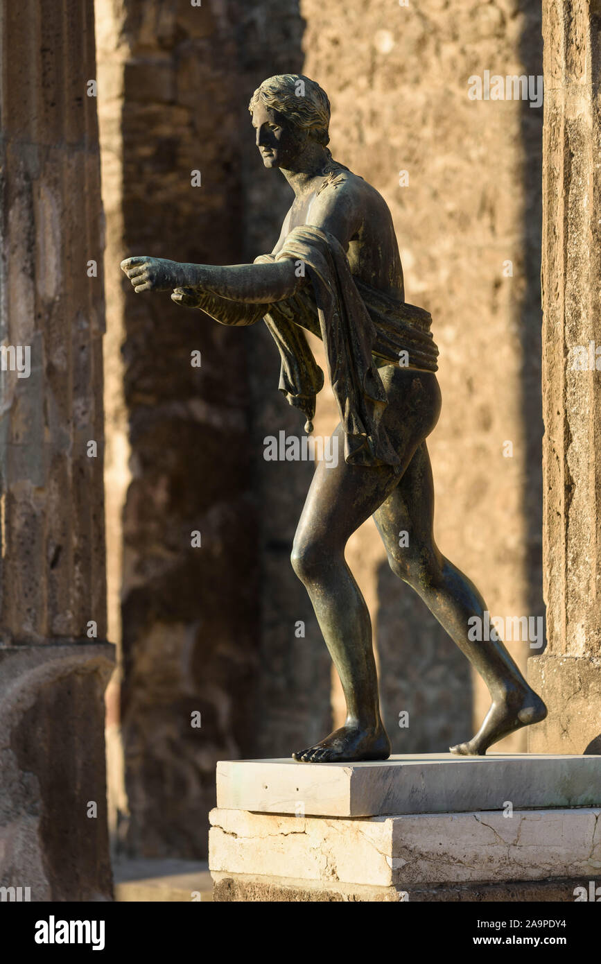 Pompei. L'Italia. Sito archeologico di Pompei. Tempio di Apollo / Tempio di Apollo, replica in bronzo della statua di Apollo Saettante (Archer) le riprese Foto Stock