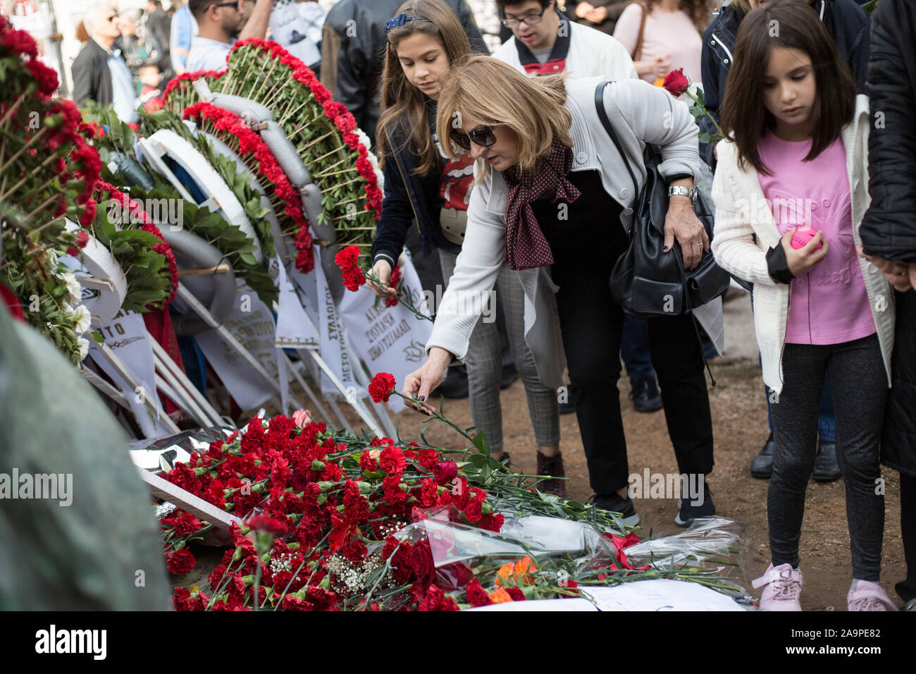 Atene, Grecia. 17 Nov, 2019. Una donna ha stabilito un garofano rosso presso il monumento alle vittime della rivolta degli studenti su il quarantaseiesimo anniversario della sanguinosa repressione della rivolta studentesca contro la dittatura militare in Grecia. Il 17 novembre 1973, dimostranti, tra cui molti studenti, ha avuto per le strade. Credit: Socrates Baltagiannis/dpa/Alamy Live News Foto Stock