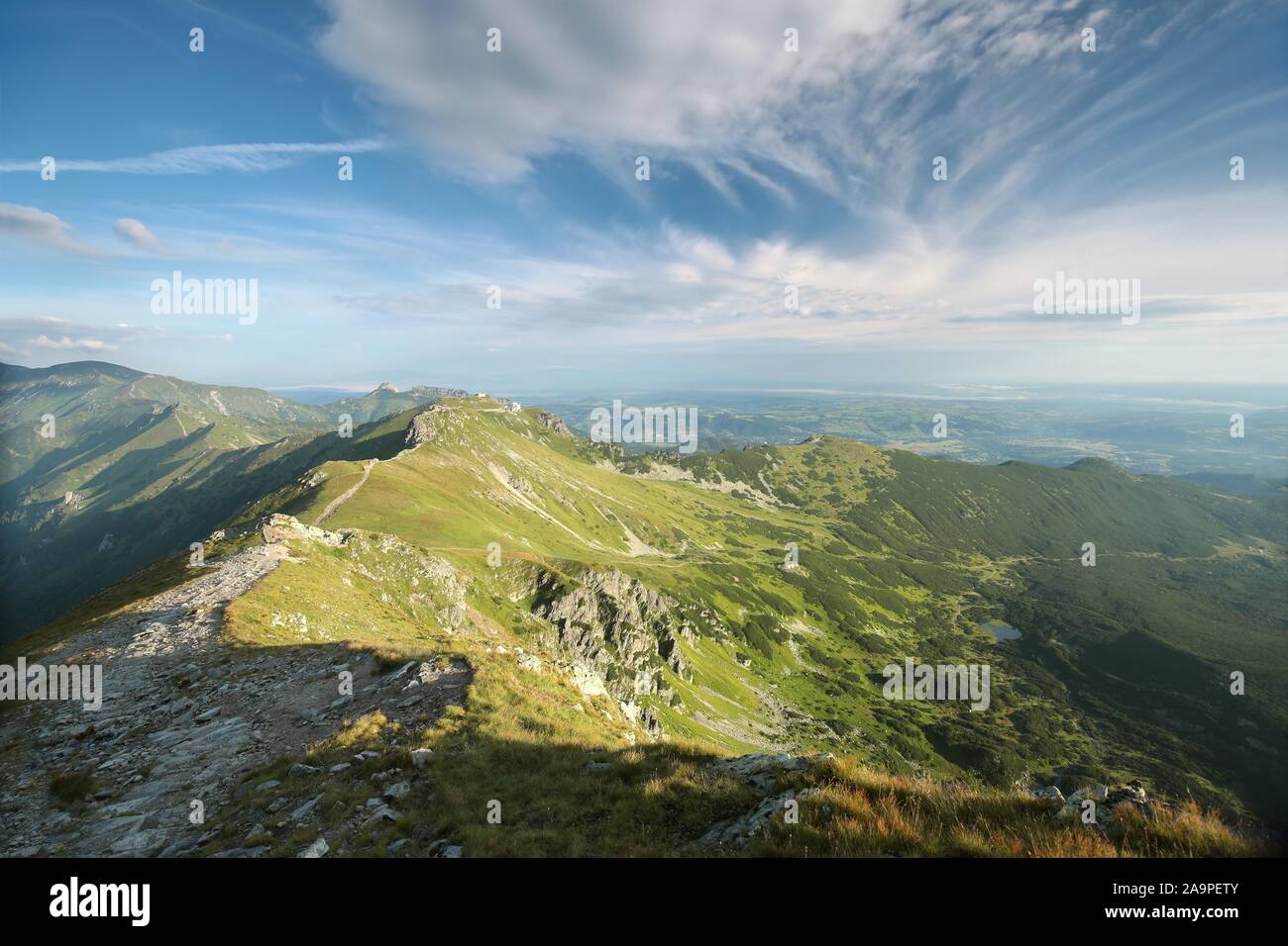 Picchi nei Monti Tatra. I Monti Tatra sono le vette più alte dei Carpazi sulla frontiera polacco-slovacca. Foto Stock