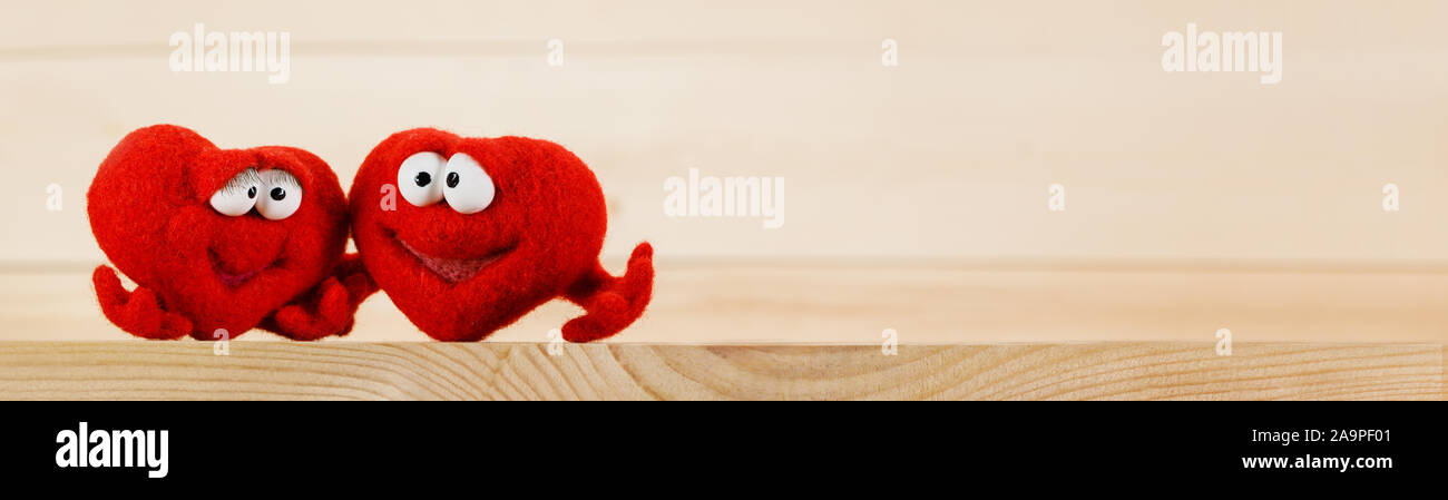 La lana di due cuori rossi su sfondo di legno con copia spazio per testo, simbolo dell amore, healtcare, san valentino di concetto Foto Stock