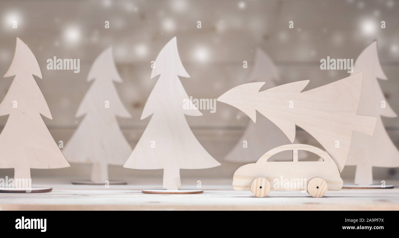 Sfondo di natale. Giocattoli in legno fatti a mano auto con albero di natale. Buon Natale e Felice Anno Nuovo sfondo Foto Stock