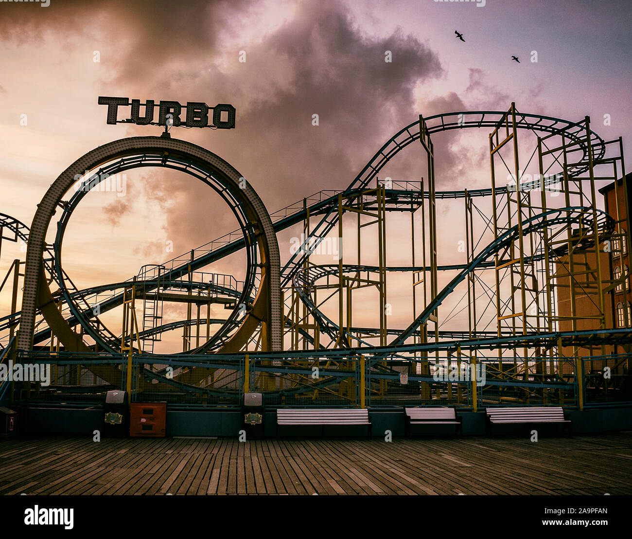 Turbo ride su il Palace Pier Brighton al crepuscolo Foto Stock