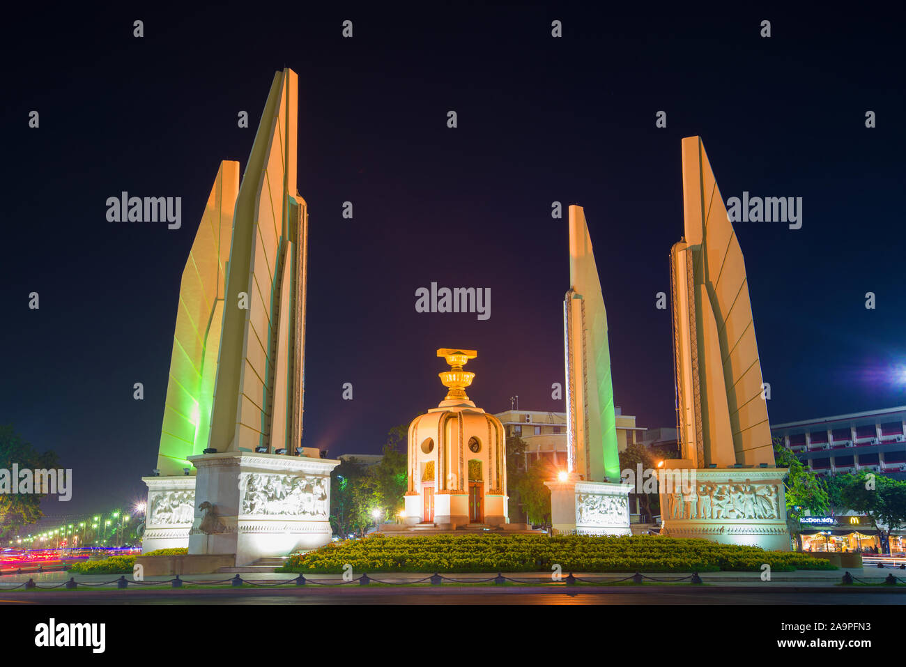 BANGKOK, Tailandia - 12 dicembre 2016: Democrazia monumento close-up in notturna Foto Stock