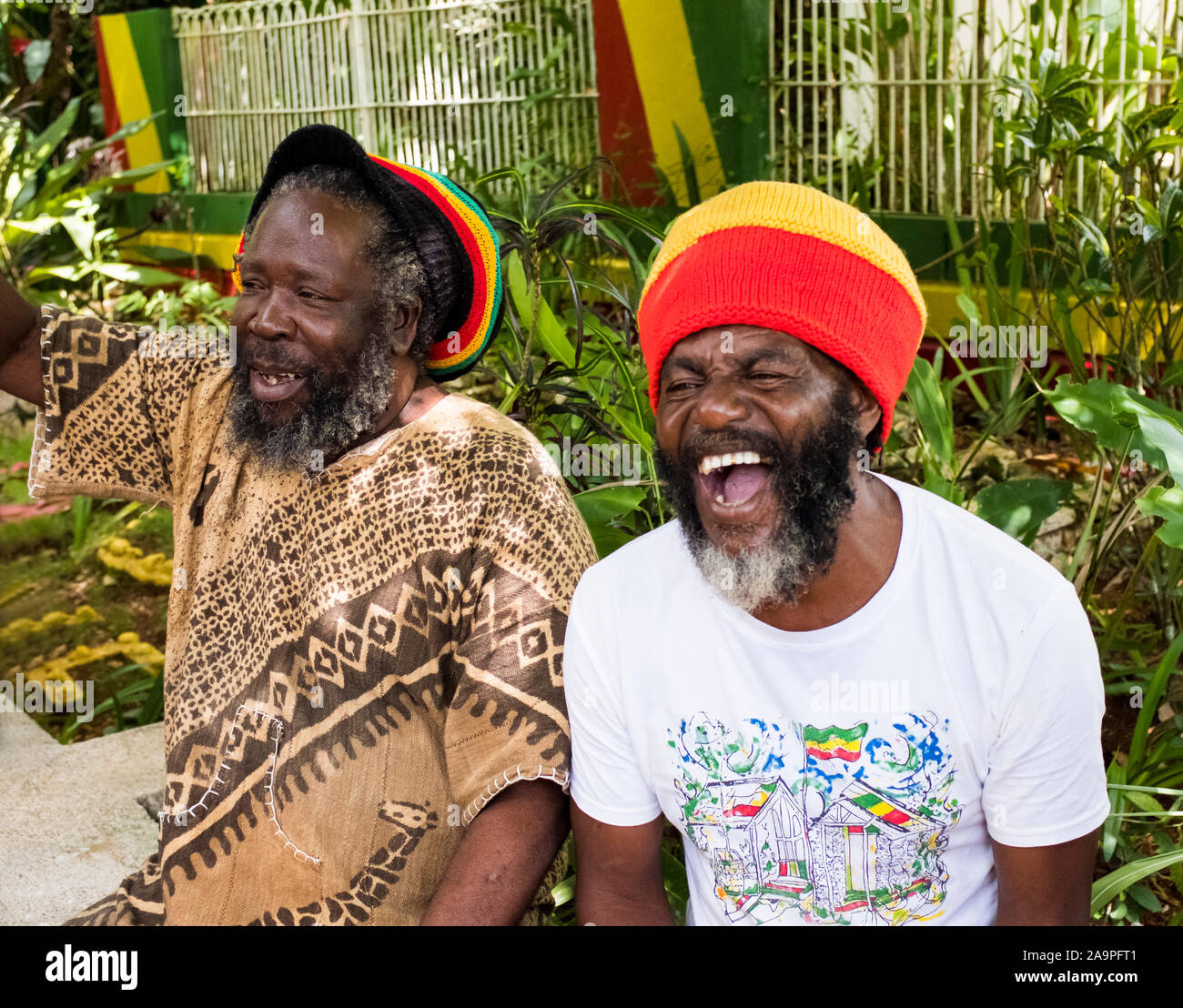 Due uomini rastafariani che ridono e sembrano molto felici a Nine Mile, Giamaica Foto Stock