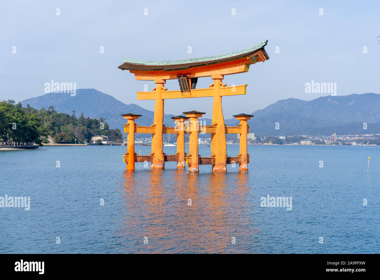 Itsukushima santuario torii gate è unico per essere costruito su acqua, apparentemente galleggianti nel mare durante l'alta marea.Miyajima, Giappone Foto Stock