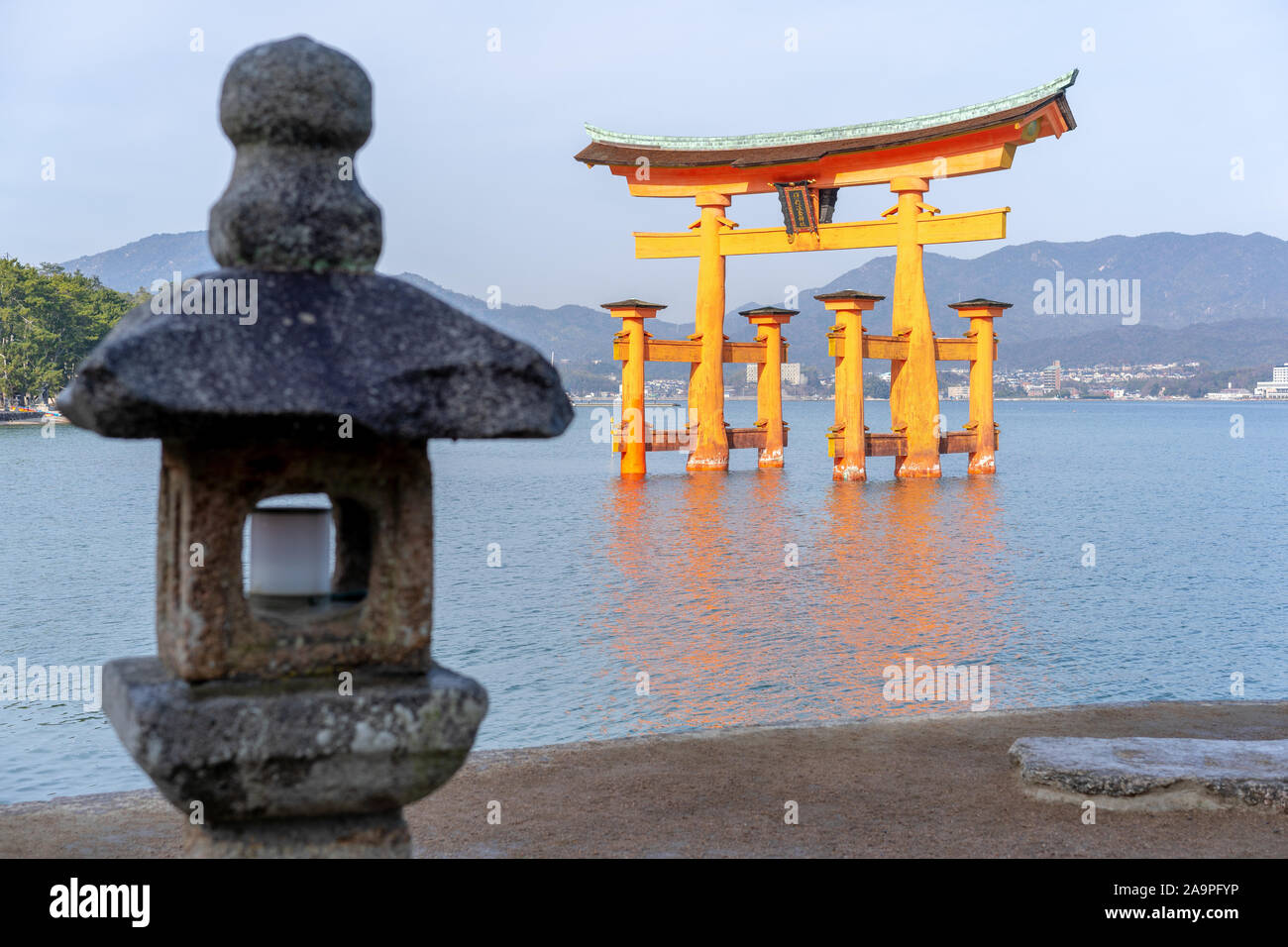 Itsukushima santuario torii gate è unico per essere costruito su acqua, apparentemente galleggianti nel mare durante l'alta marea.Miyajima, Giappone Foto Stock