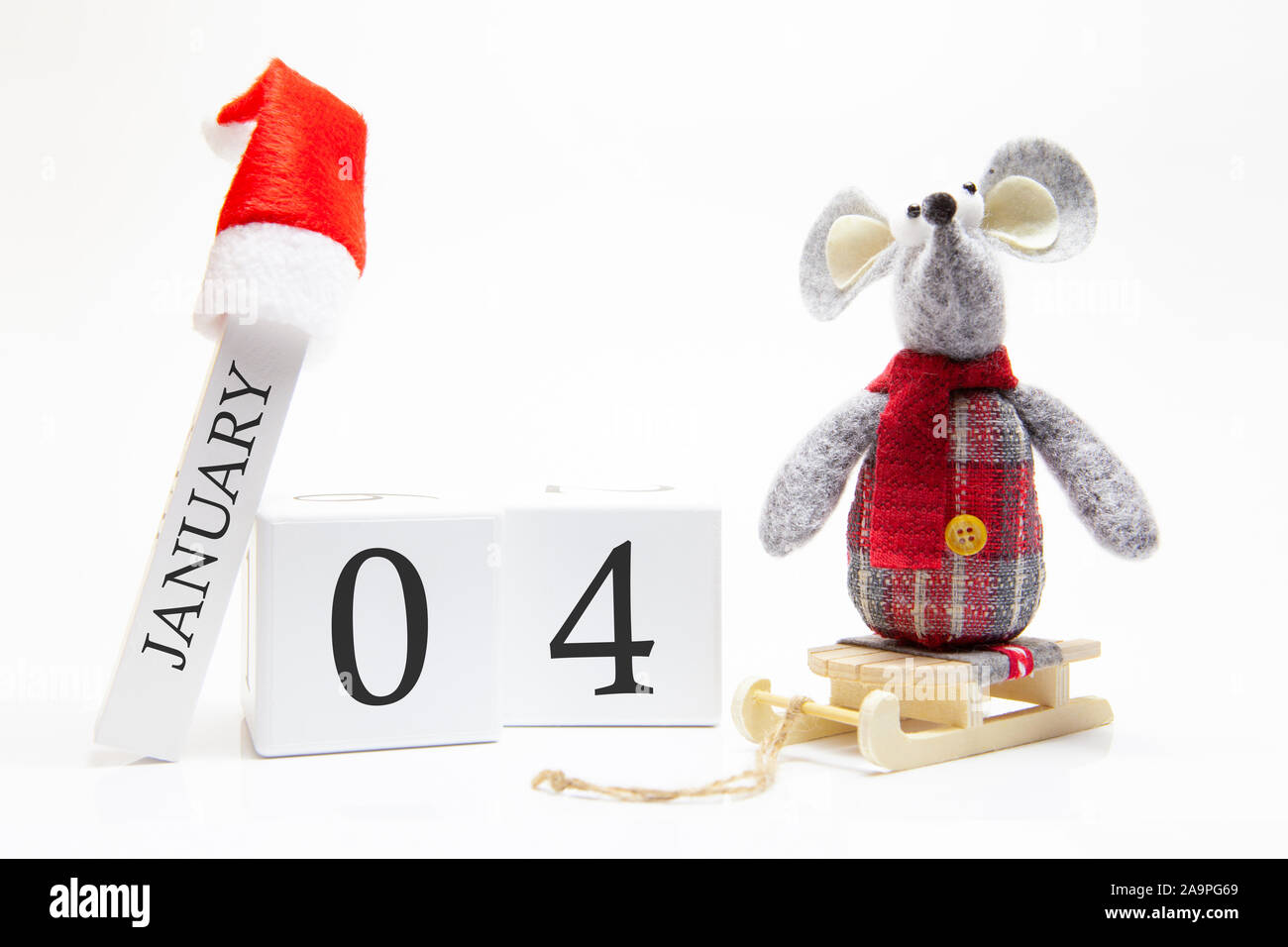 Calendario di legno con il numero 4 gennaio. Felice Anno Nuovo! Simbolo del nuovo anno 2020 - bianco o metallo (argento) ratto. Decorazioni di Natale. Foto Stock