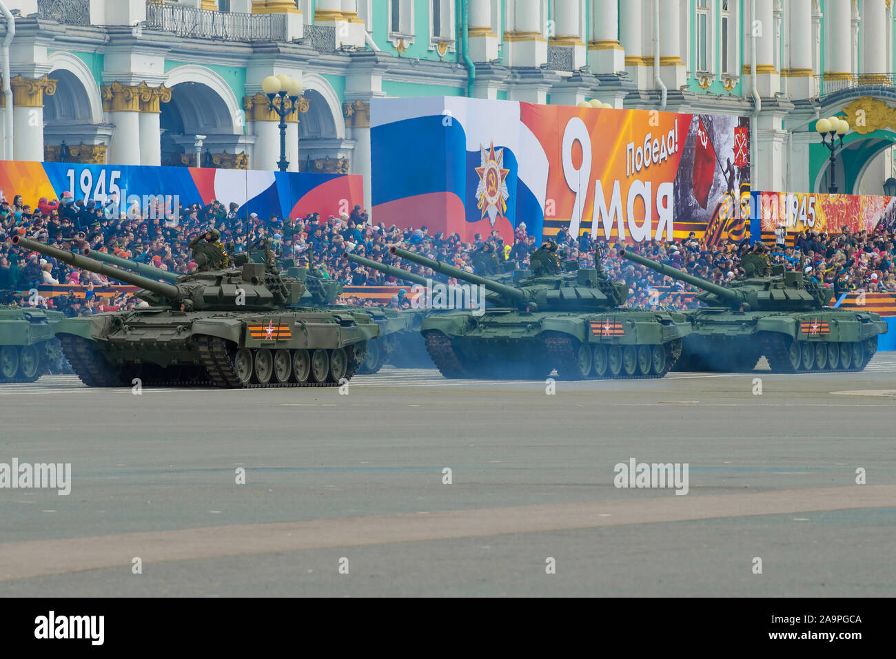 ST. PETERSBURG, Russia - Maggio 07, 2017: Serbatoio colonna presso la prova generale della parata militare in onore del giorno della vittoria Foto Stock